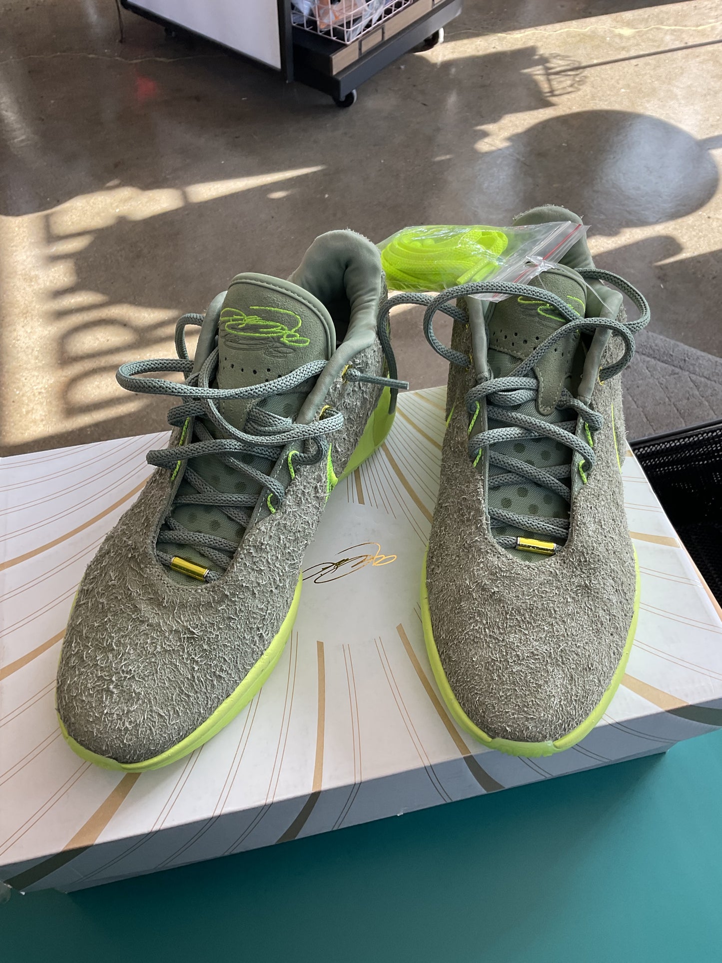 LeBron XXI Oil Green/Volt “Algae” New with Box Size 10