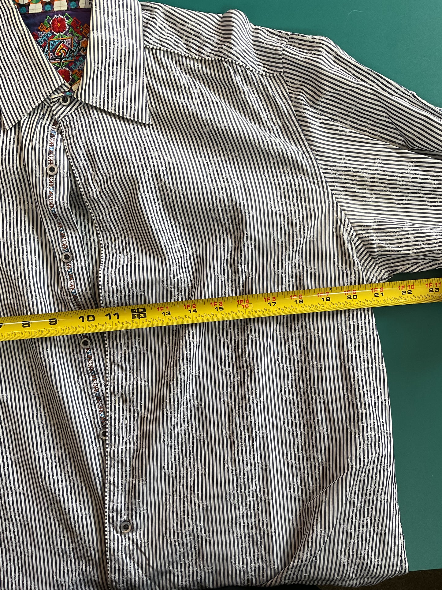 Fun Robert Graham striped and embroidered Button Up Size M