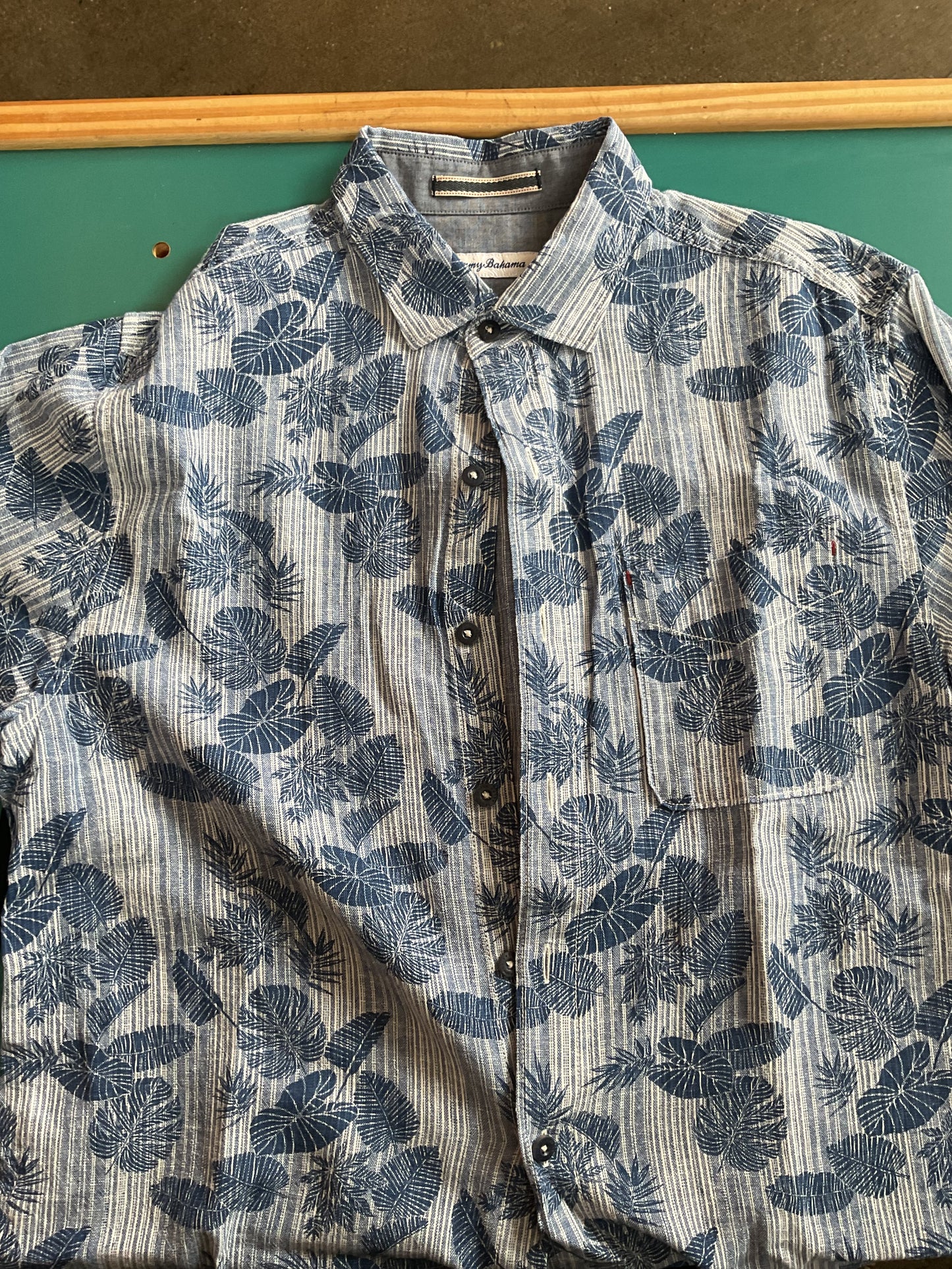 Tommy Bahama Short Sleeve Button Up Size Medium