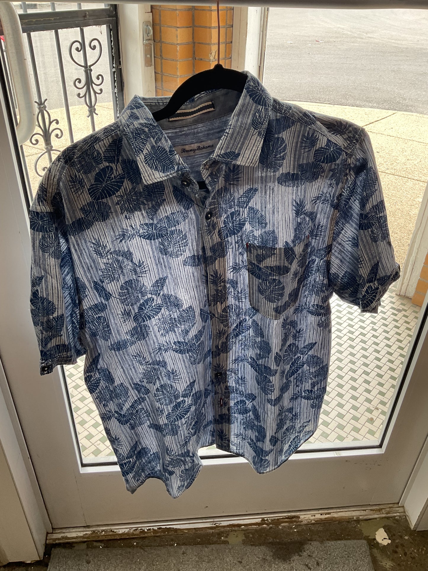 Tommy Bahama Short Sleeve Button Up Size Medium